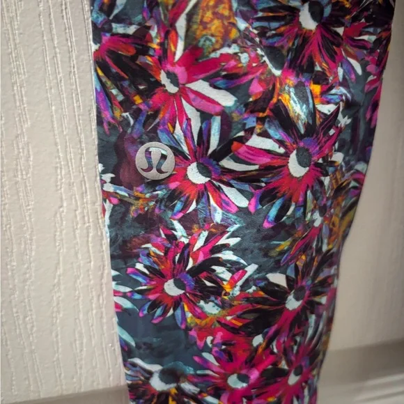 Lululemon Base Pace HR High Rise Tight 25” and Sports Bra Floral -  Size 6 - Picture 10 of 12